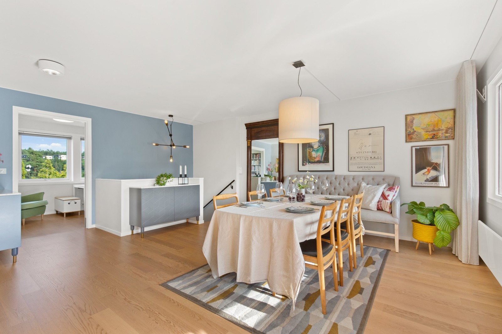 Tilbake inne, rekkehuset har en stor spisestuedel med meget god plass til langt spisebord, her er det plass til mange gjester. Galleribilde