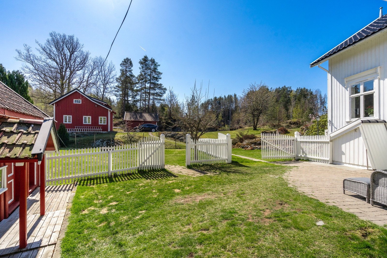Det er som regel solrikt og lunt på denne siden av huset. Galleribilde
