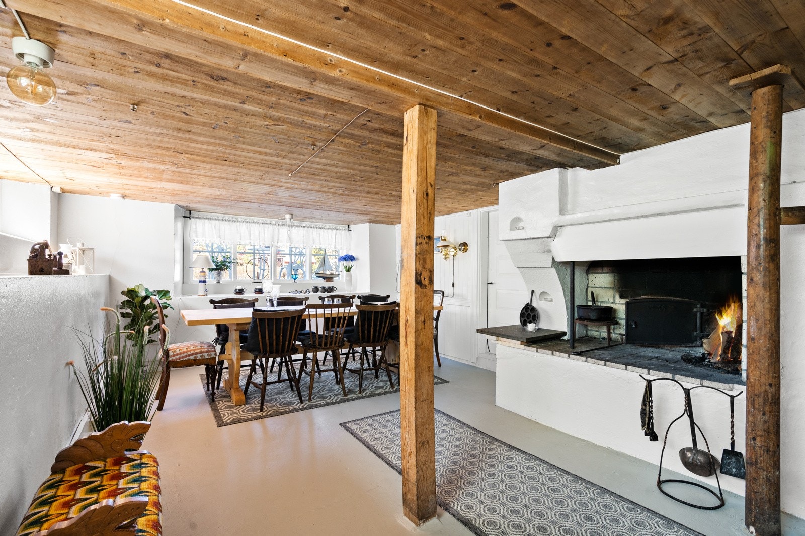 Lys og hyggelig kjeller med peis og bakerovn. Her er det bare å invitere venner og familie til pizzasteking. Galleribilde