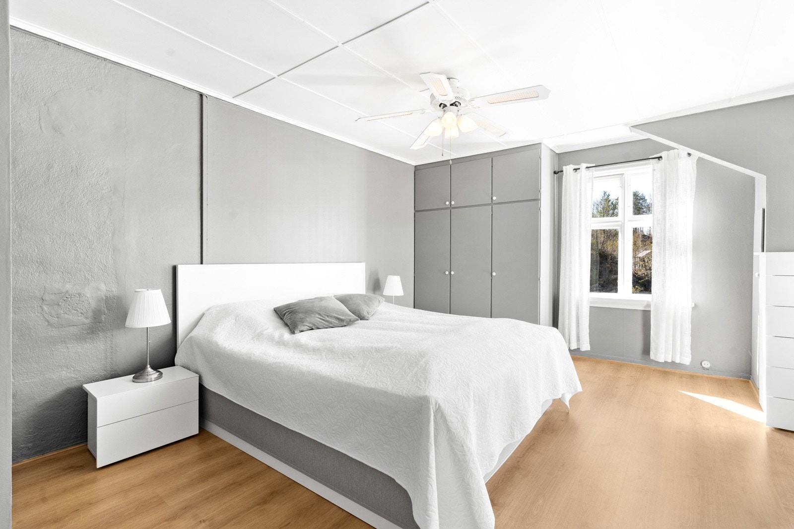 Stort og god hovedsoverom med garderobeskap og skyvedørsgarderobe. Galleribilde