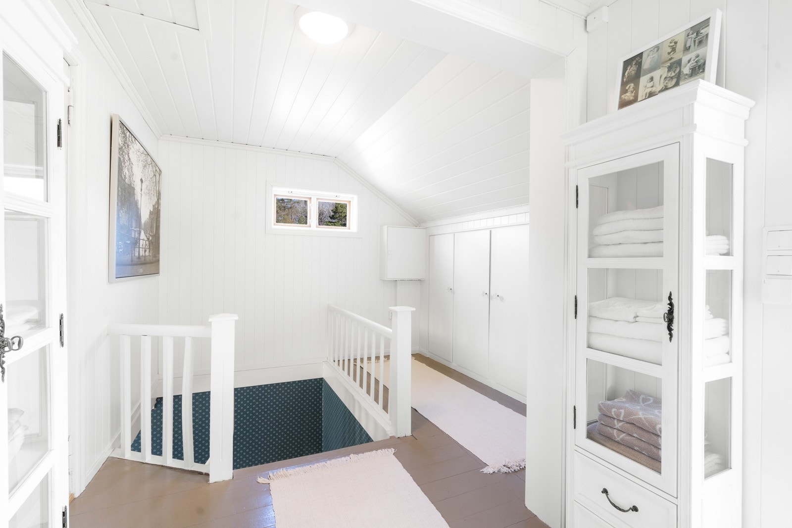 Gang i 2. etasje. Plassbygde skap langs den ene veggen. Galleribilde