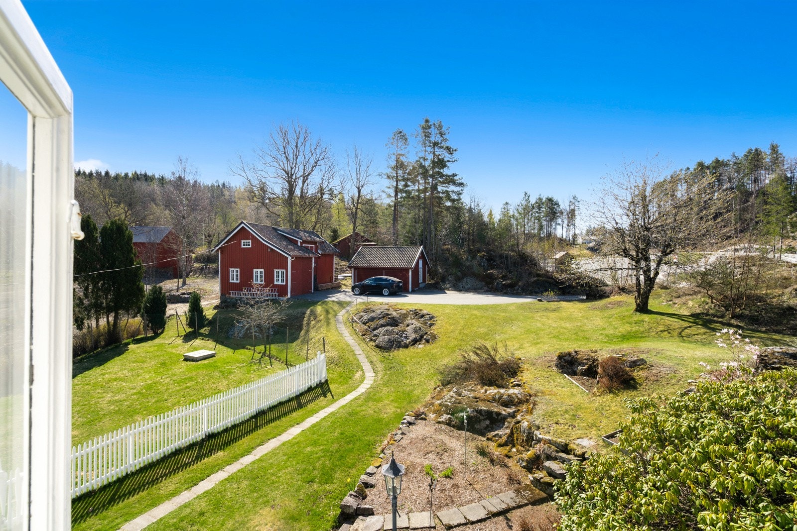 Meget pent opparbeidet tomt. Her er det boltreplass for mange og mulighetene for hva en vil drive med er mange. Drivhus og kanskje noen høns i annekset, det er også plass til hest eller andre dyr om en skulle ønske det også. Galleribilde