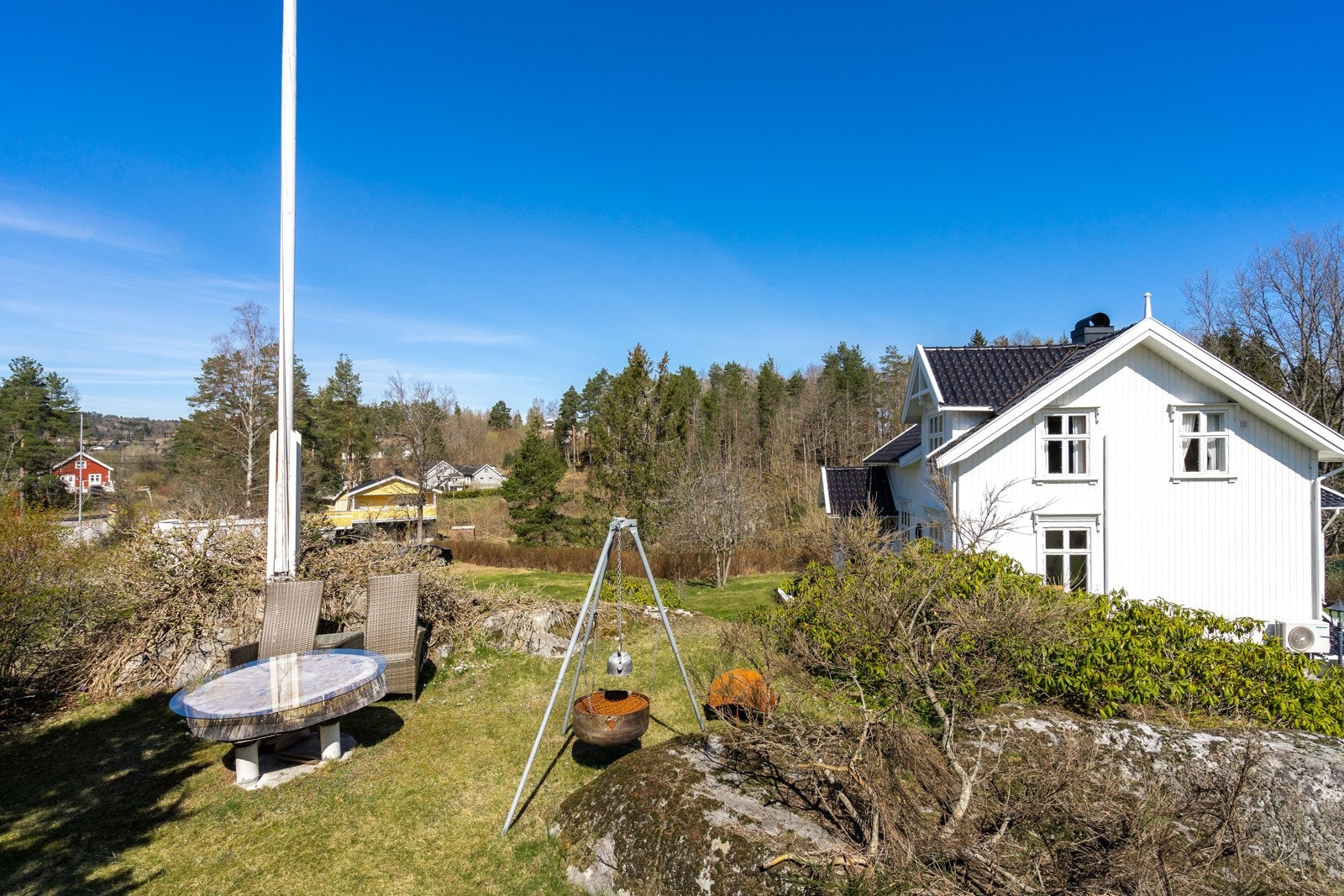 Det er flere forskjellige steder å sitte rundt i hagen og på tomten, så her er det bare å flytte seg rundt etter vær og vind. Galleribilde
