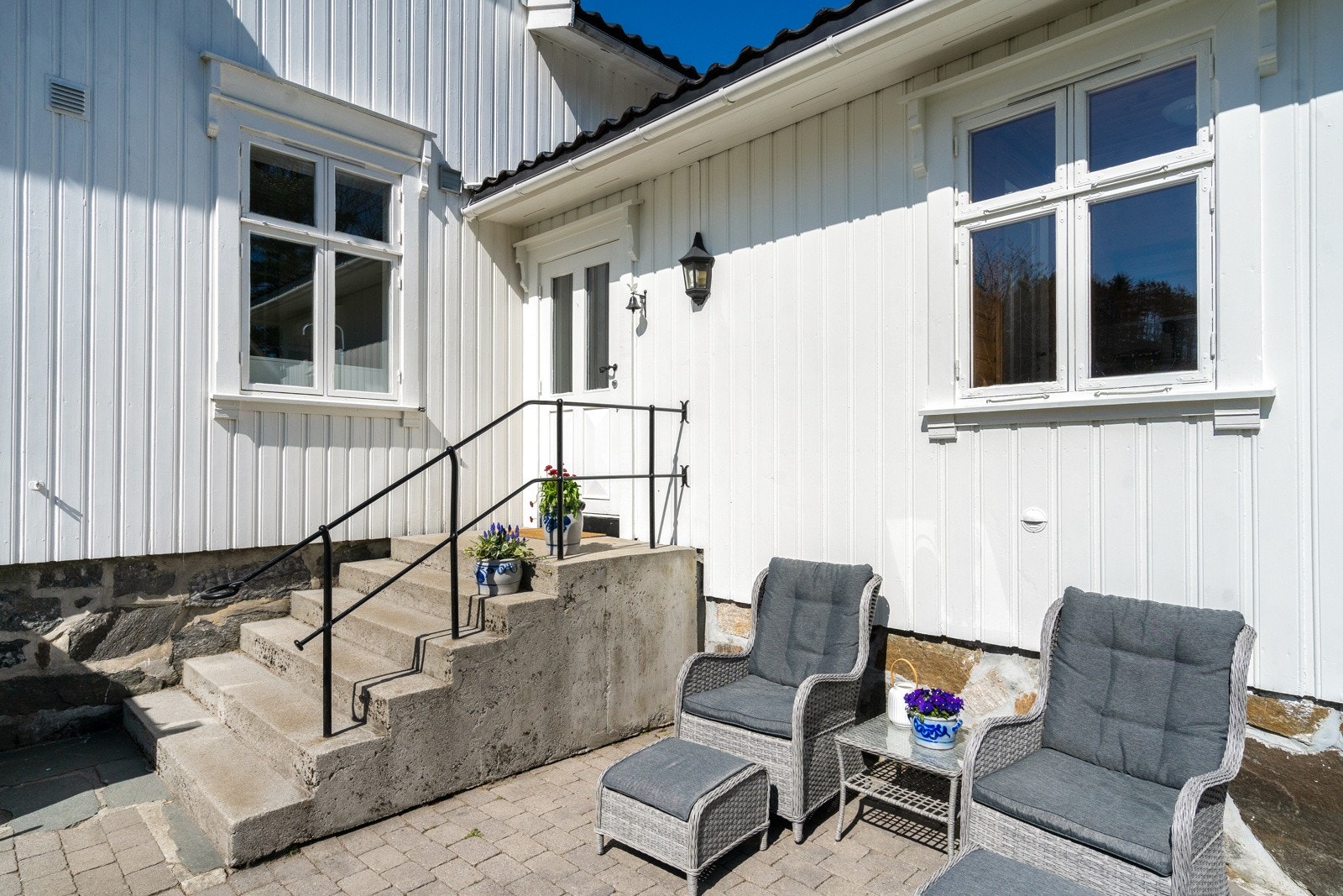 Nåværende eiere benytter gang på denne siden av huset. Galleribilde