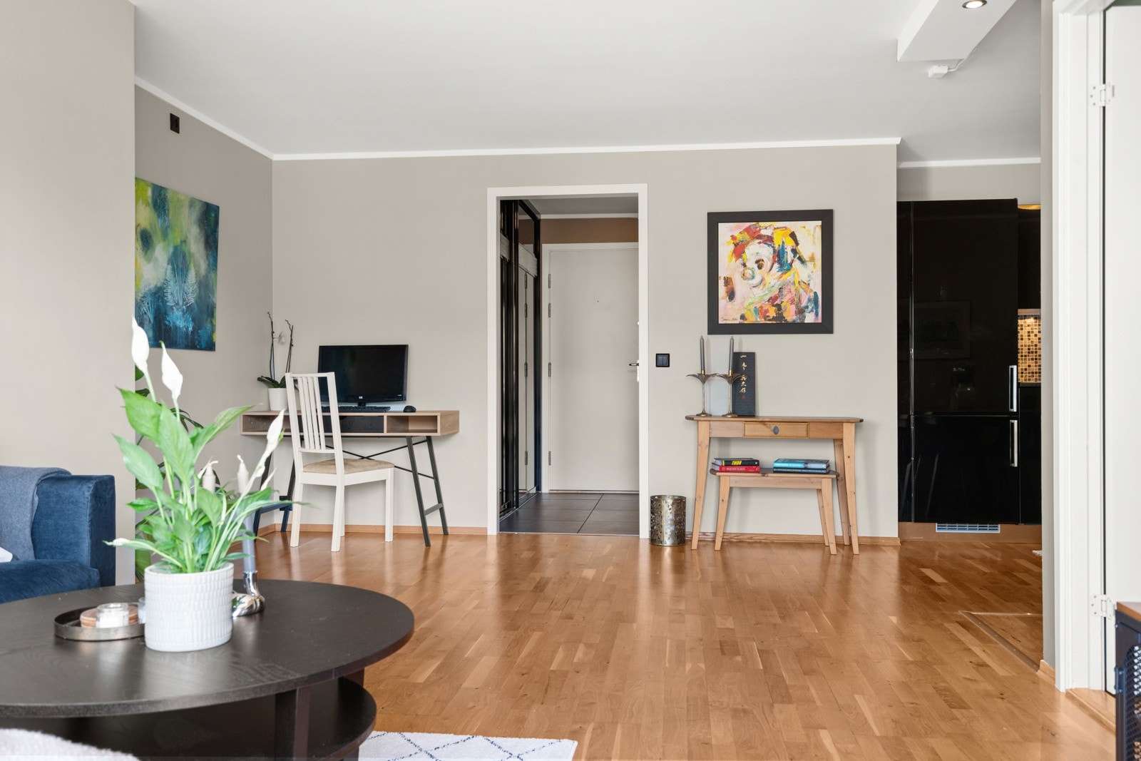 Gulvflatene er belagt med tre-stavs parkett. Galleribilde