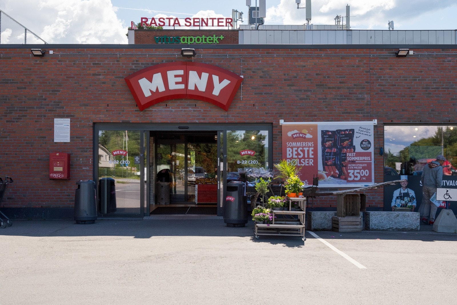 Dagligvarehandelen kan blant annet gjøres på Meny på Rasta, Joker Vestparken og Rema 1000 Skårer. Galleribilde