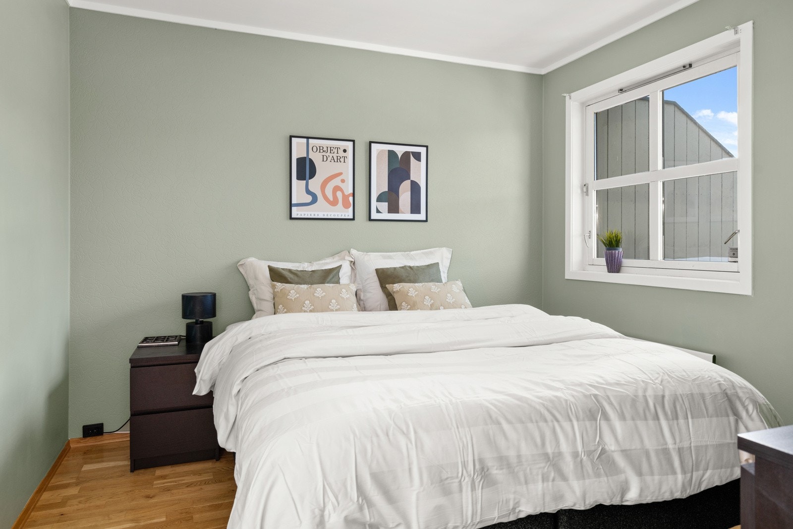 Veggflatene er malt i en dus grønnfarge og det er lagt tre-stavs parkett på gulv. Galleribilde