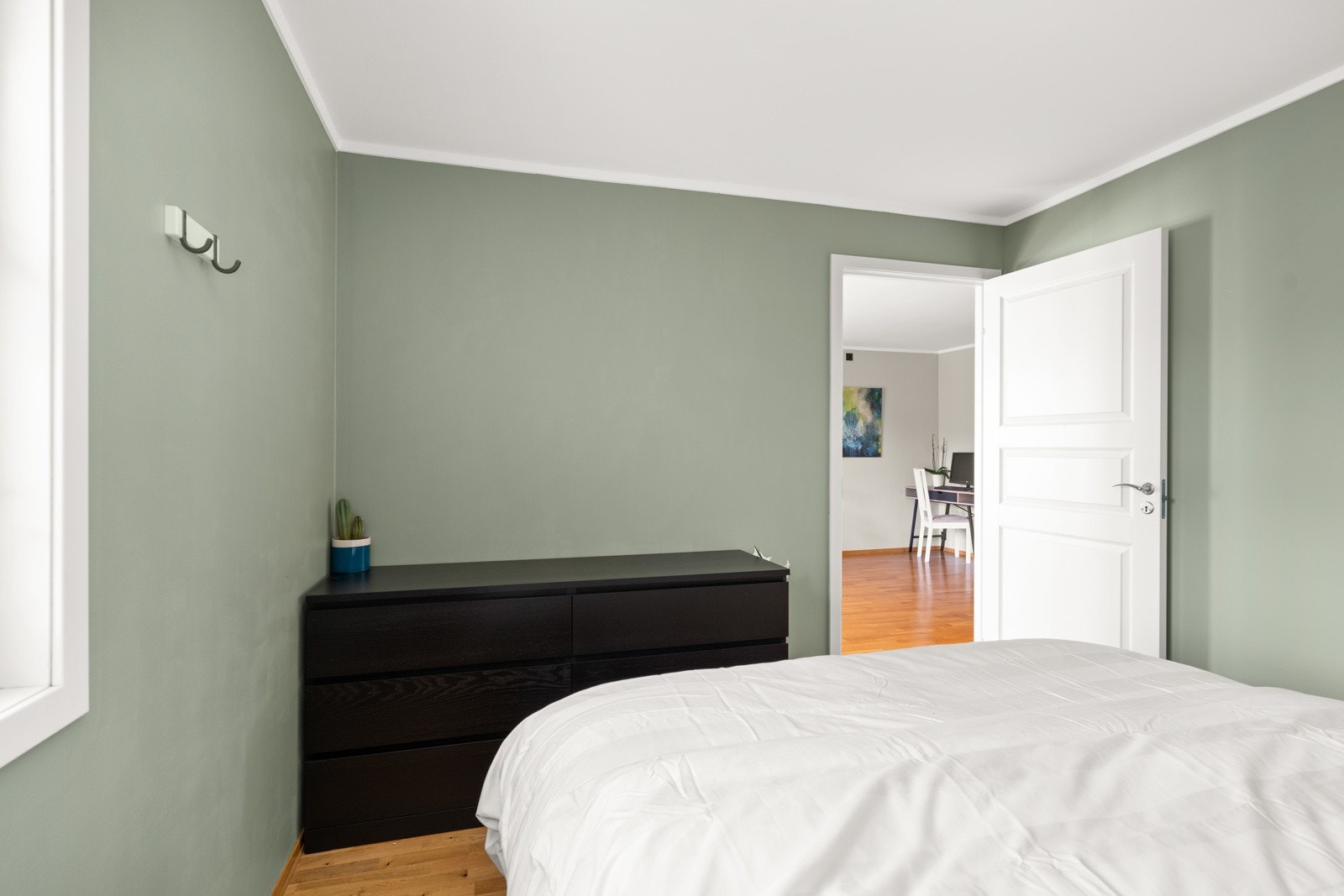 Soverommet er romslig med plass til en dobbeltseng, to nattbord og en oppbevaringsløsning. Galleribilde