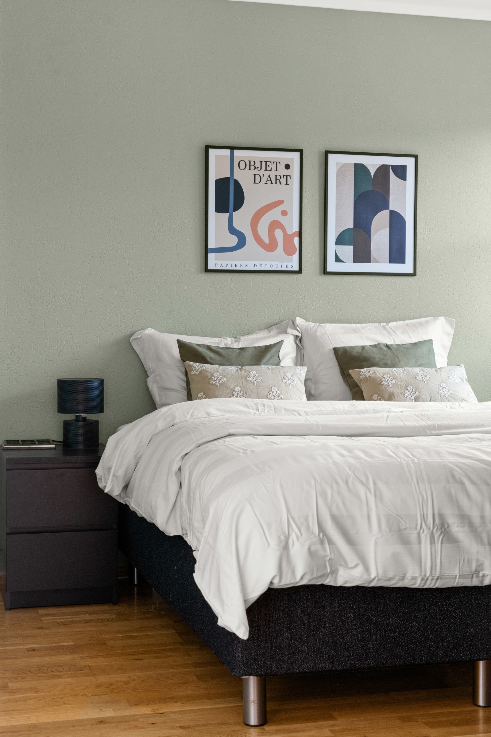 Leiligheten har et innbydende soverom. Galleribilde