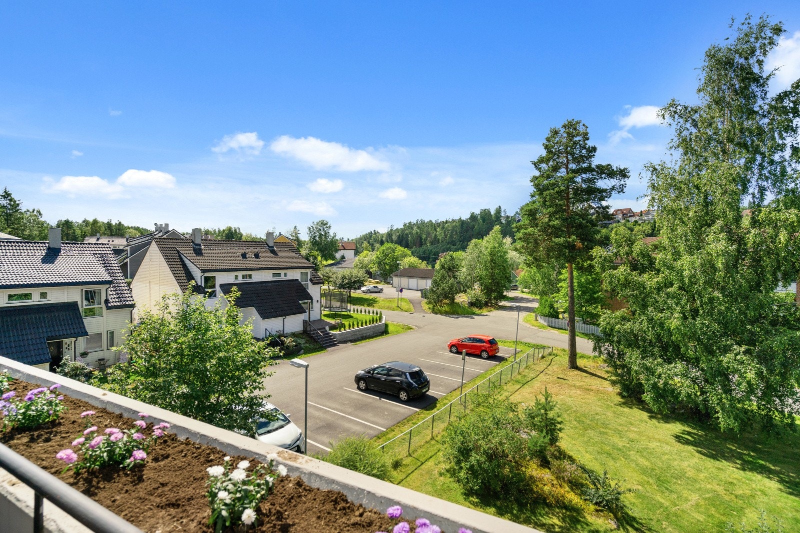 Balkongen kan by på gode solforhold og hyggelig utsyn over nærliggende områder! Galleribilde