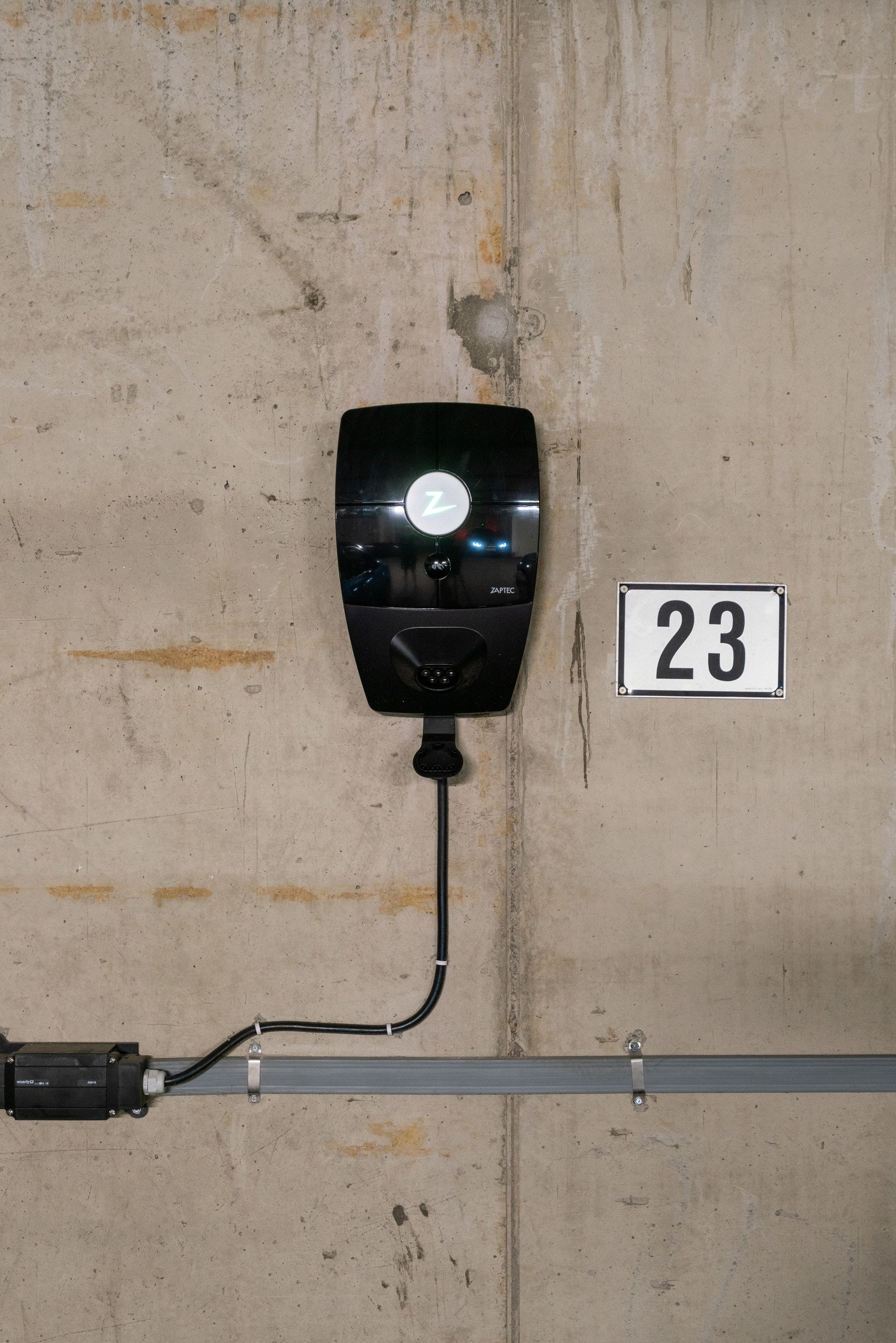 Garasjeplassen har ladeboks til el-bil. Galleribilde