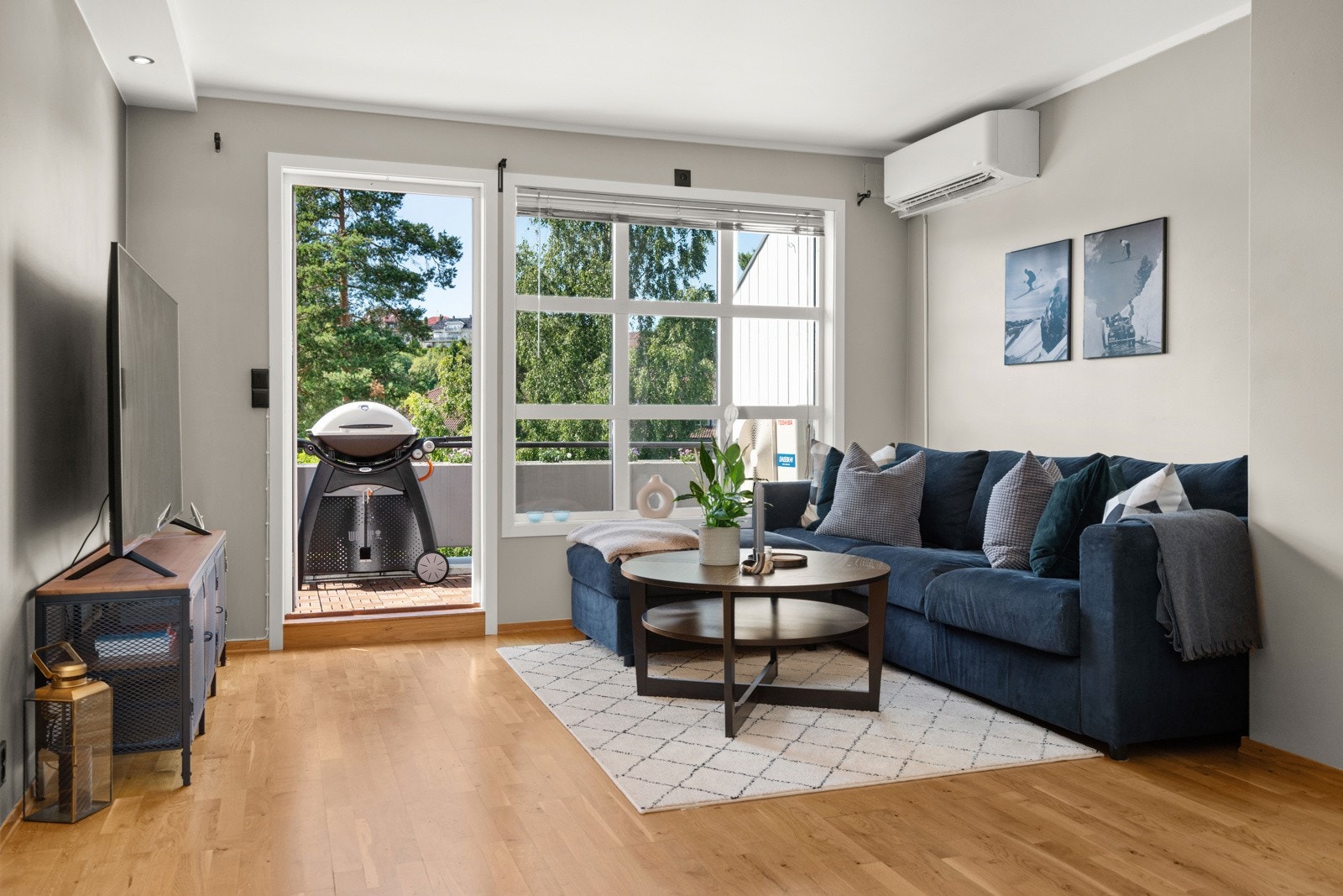 Stuen har store vindusflater og gode møbleringsmuligheter. Galleribilde