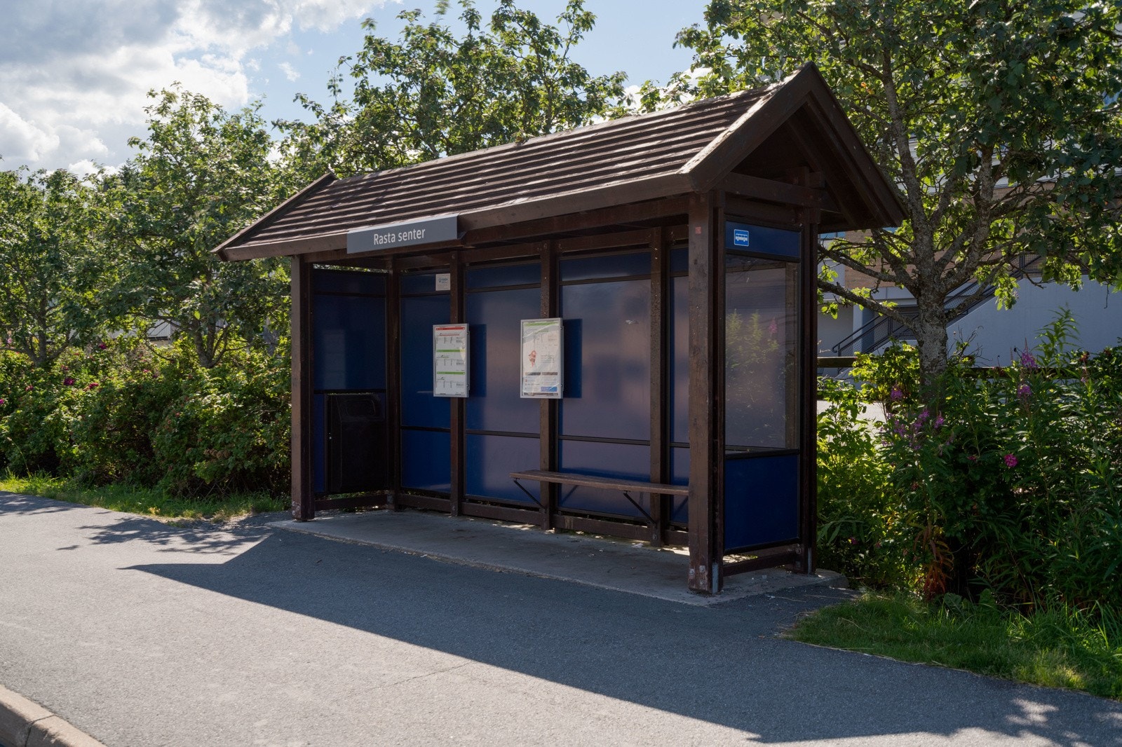 Fra boligen er det kort vei til skoler, barnehager, kollektivtransport og kjøpesenter. Galleribilde