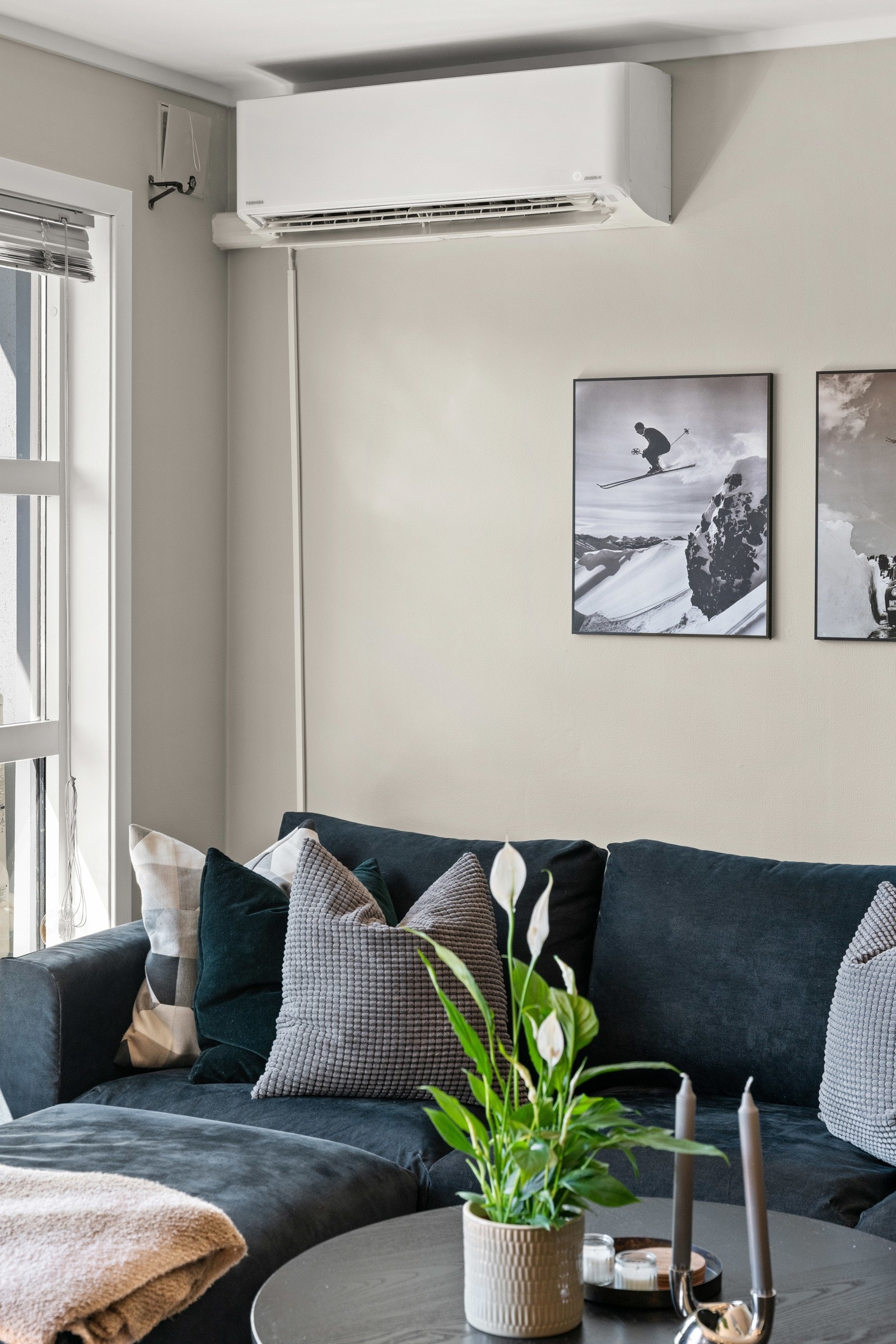 Stuen har en luft til luft varmepumpe som sørger for godt inneklima på både varme og kalde dager. Galleribilde