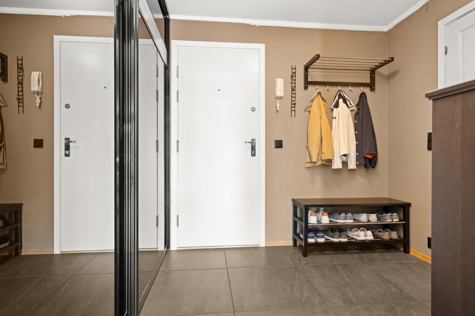 Velkommen inn! Når du ankommer leiligheten er det første som møter deg en romslig og fin entré. Galleribilde