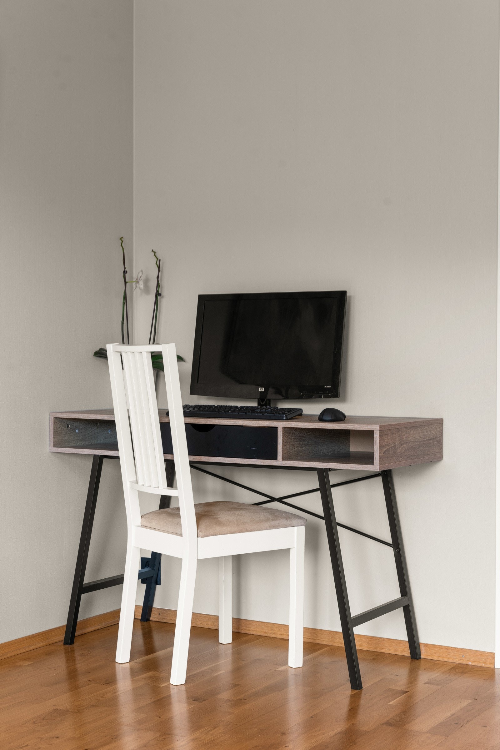 Det er god plass til en skrivepult eller skjenk om ønskelig. Galleribilde