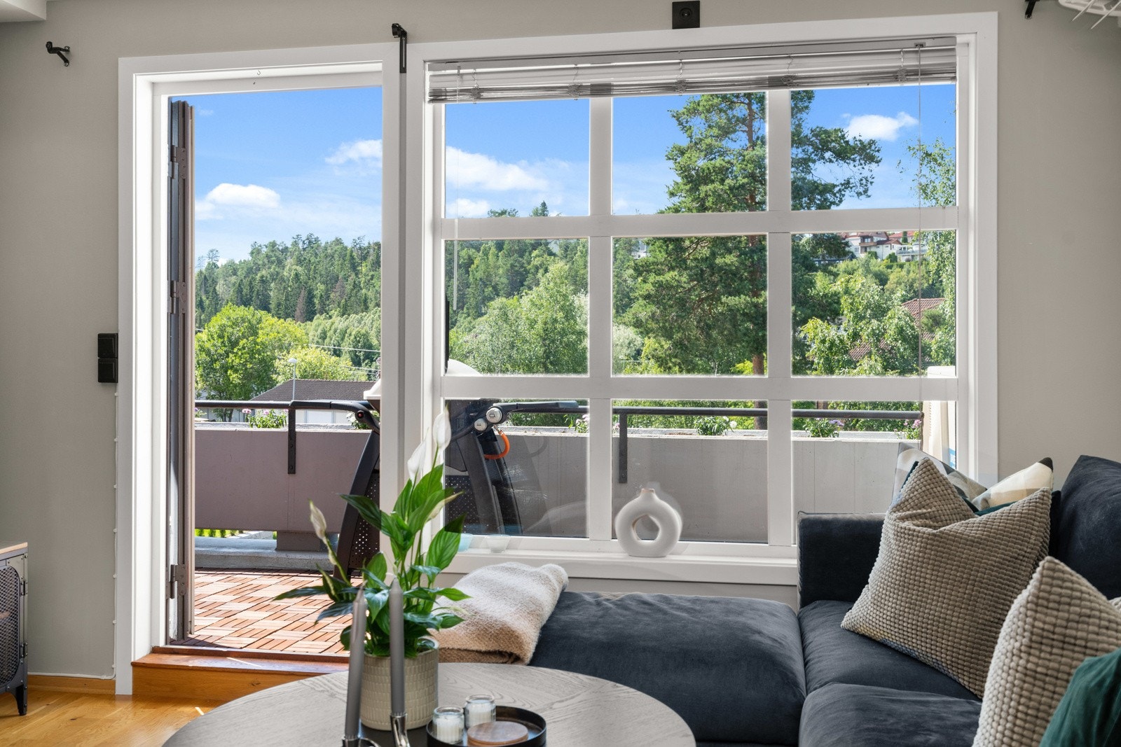 Fra stuen er det utgang til en herlig balkong. Galleribilde