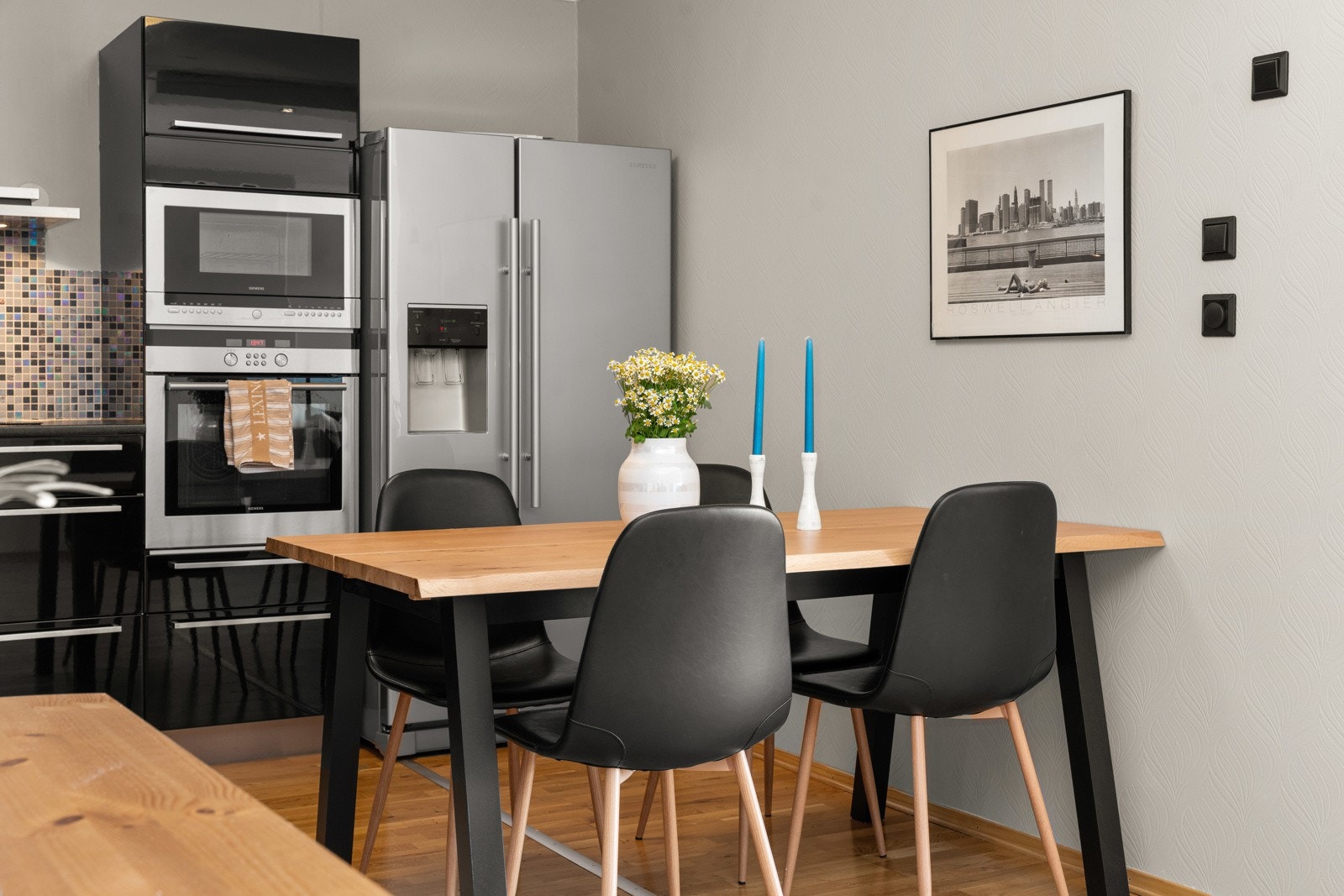 Det er en naturlig plass for spisebord i tilknytning til kjøkkensonen. Galleribilde