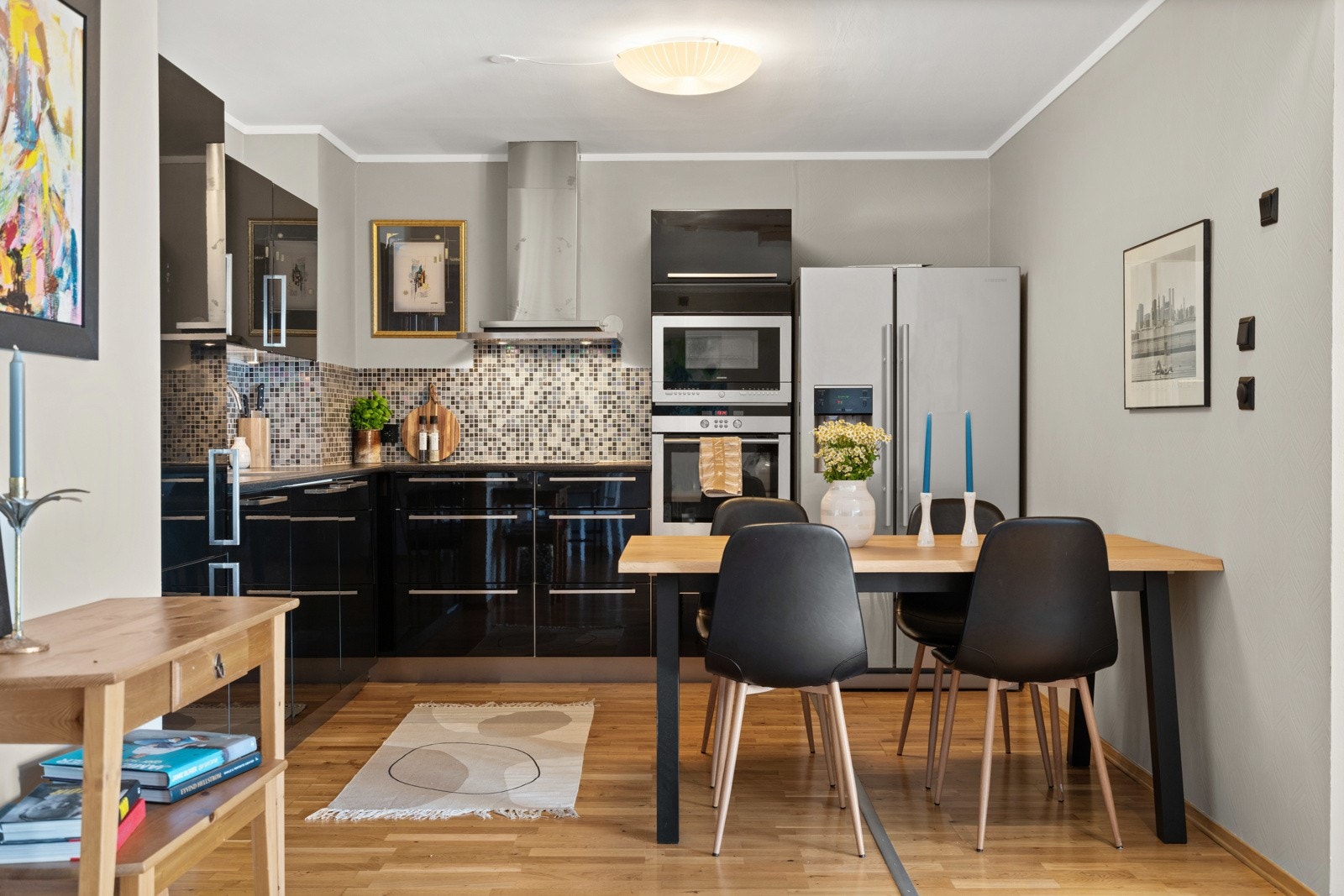 Kjøkkenet ligger i en åpen løsning med stuen - perfekt for å varte opp gjester! Galleribilde