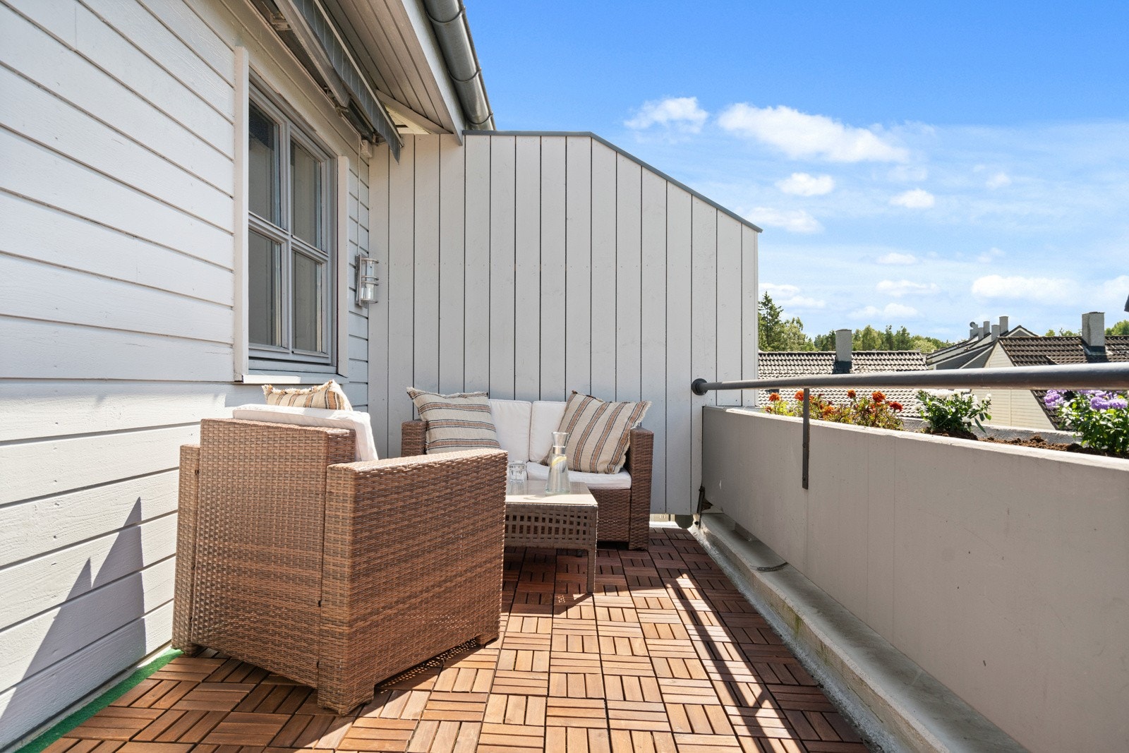 Balkongen er syd-vest vendt på ca. 14 kvm! Galleribilde