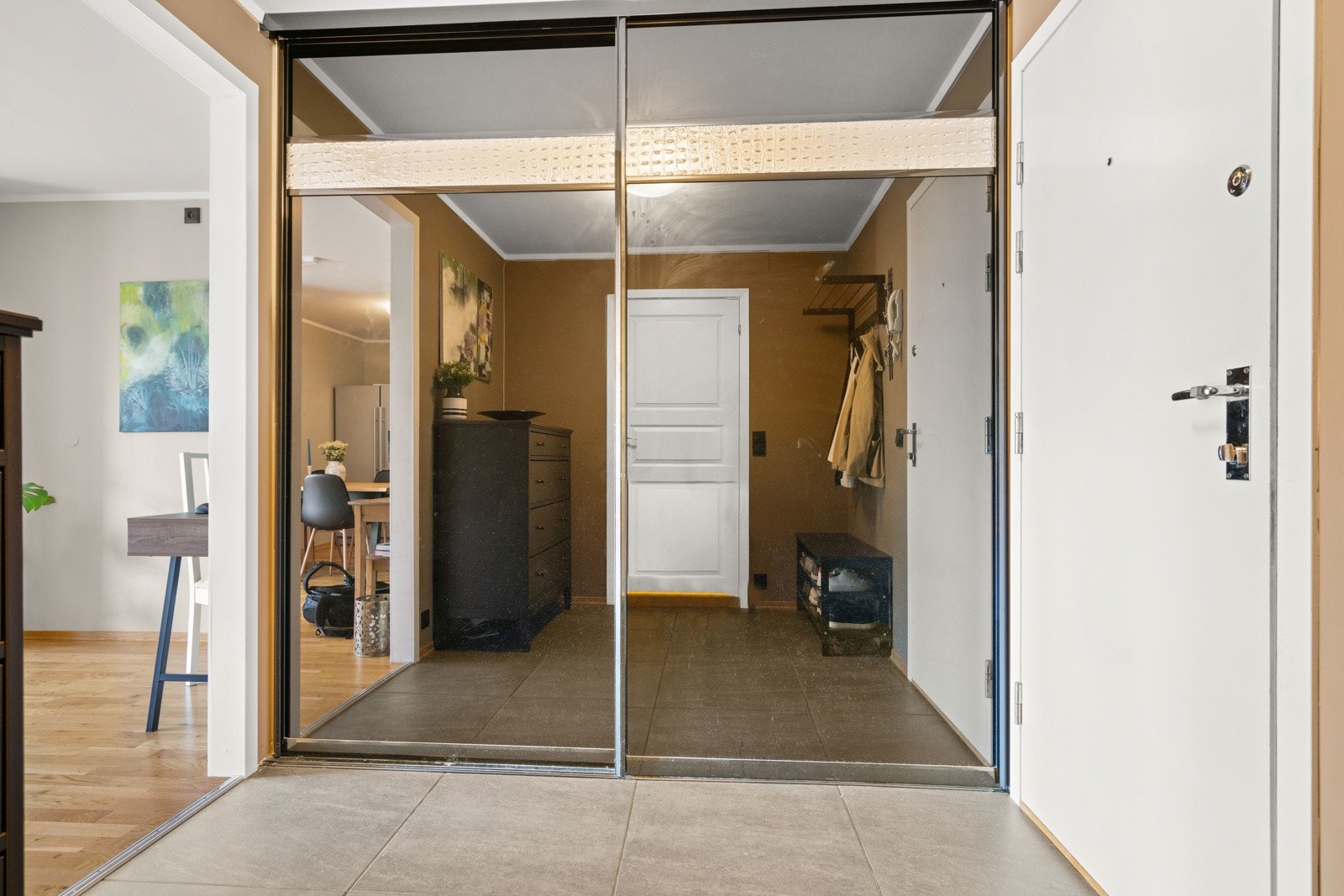 I tillegg er det montert en skyvedørsgarderobe med praktiske speilfronter. Galleribilde