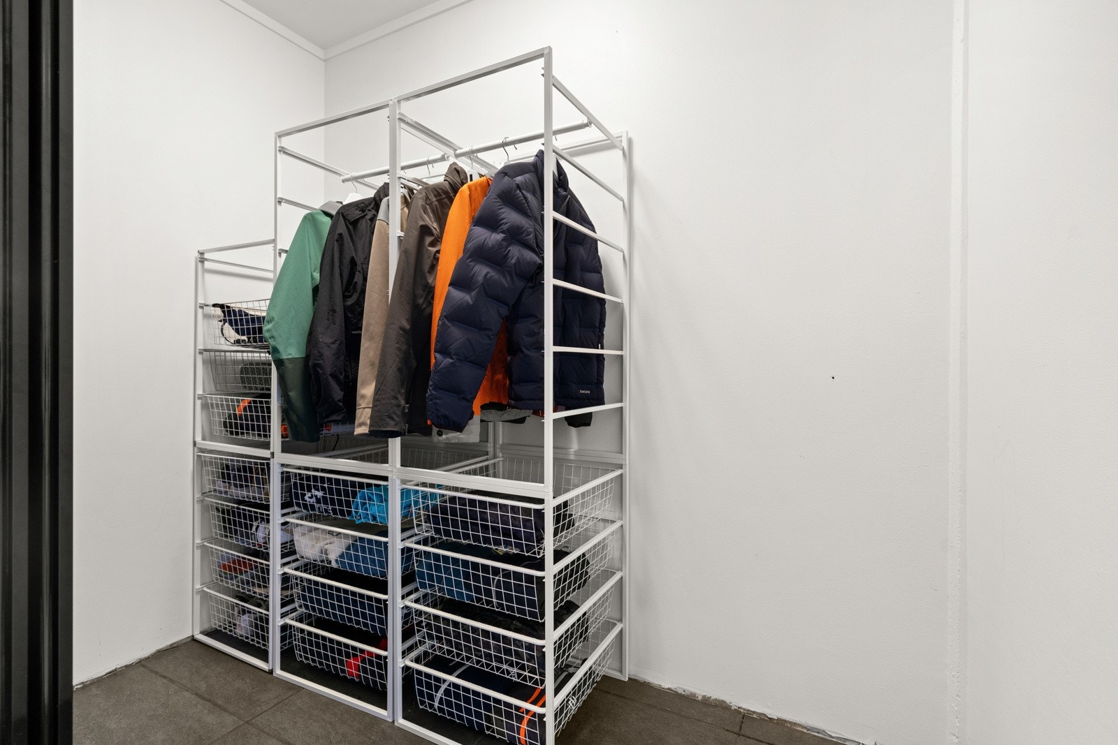 Skyvedørsgarderoben er romslig med god plass til oppbevaring av yttertøy. I tillegg disponerer leiligheten en loftsbod på 6 kvm. Galleribilde