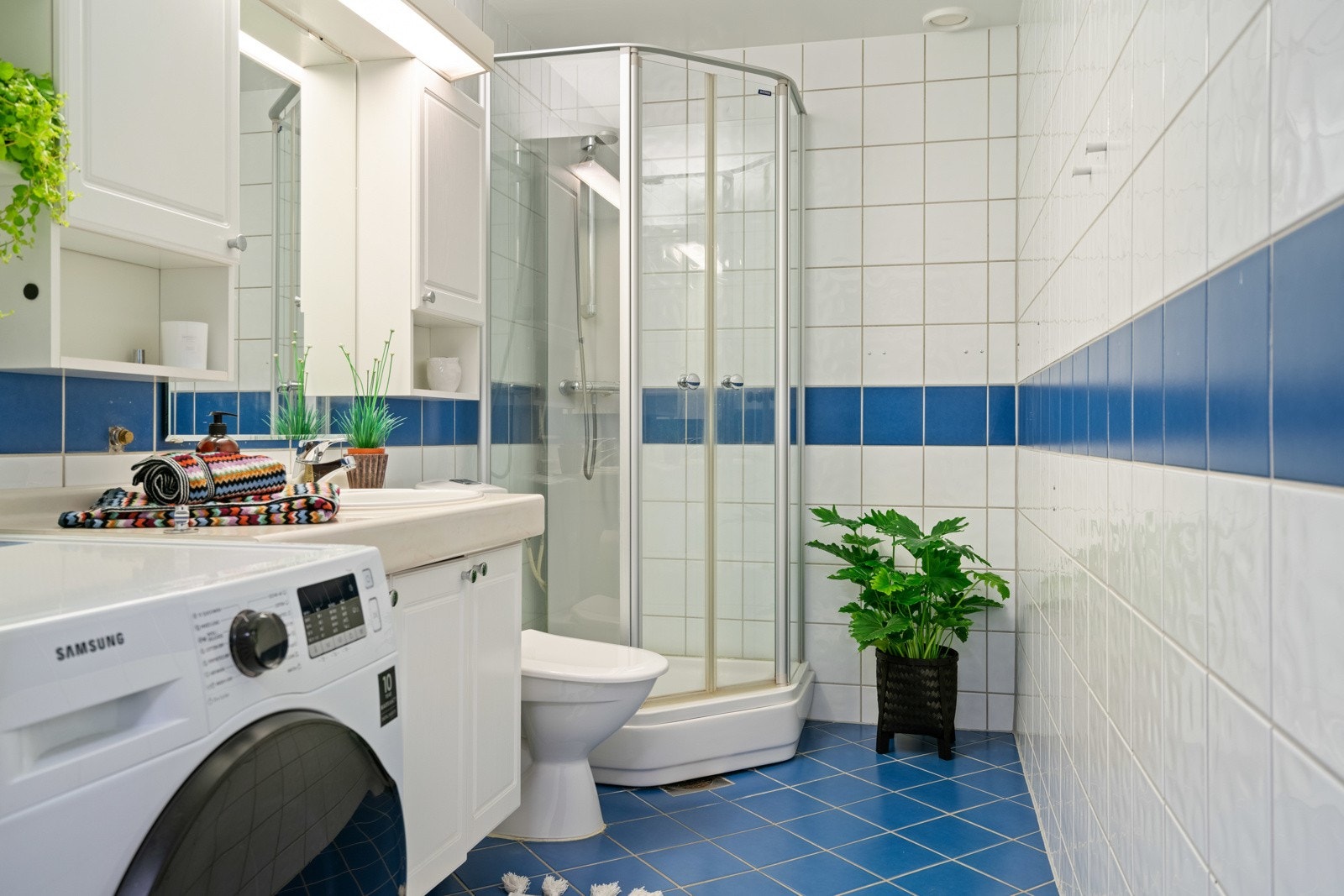 Praktisk, flislagt baderom med behagelig gulvvarme. Galleribilde