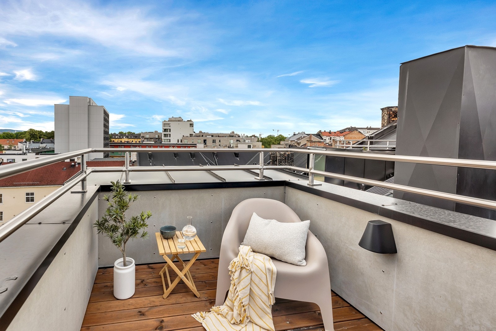 Her kan du innrede med utemøblement, beplantning og grill. Montert utebelysning og strømuttak. Galleribilde