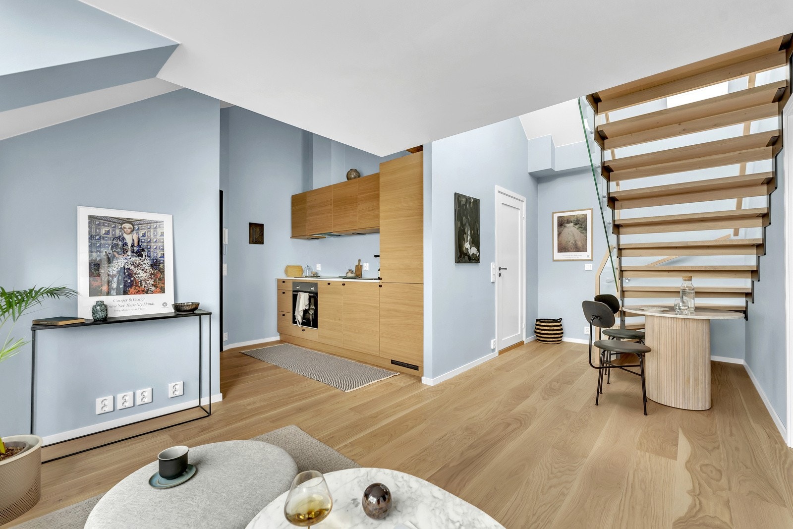 God planløsning og vinduer på to sider bidrar til at leiligheten oppleves luftig. Galleribilde