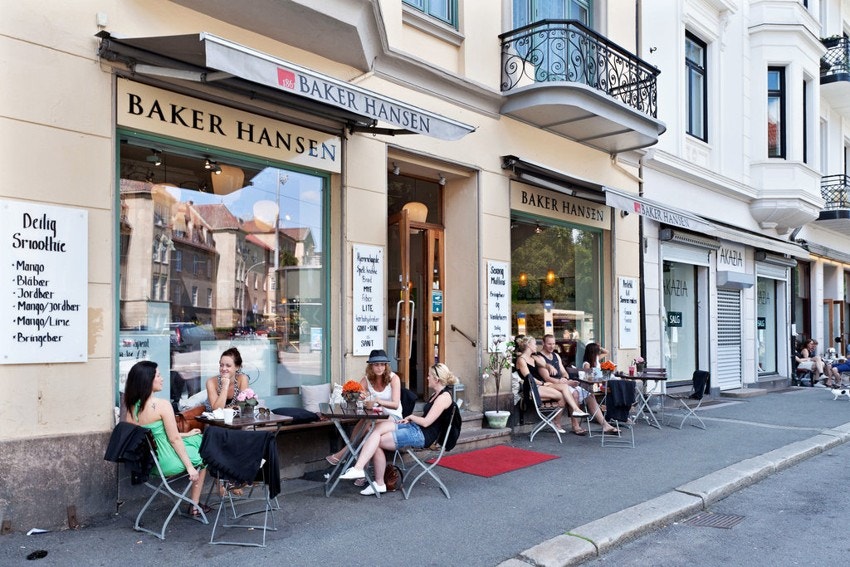 Det er et bredt utvalg av spisesteder og hyggelige kafeer i nærområdet. Galleribilde