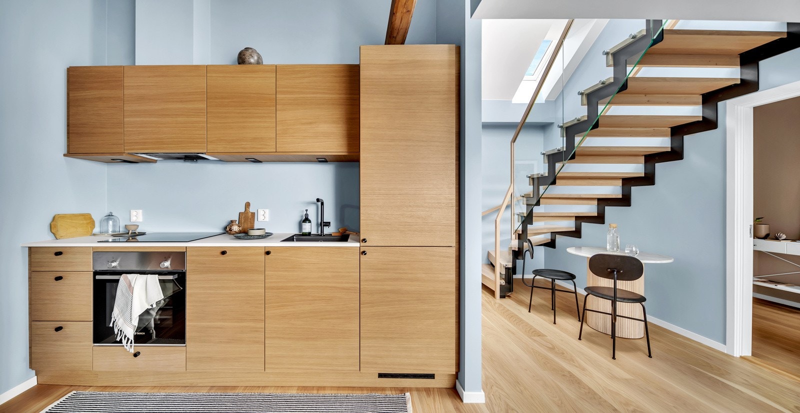 Innholdsrik Kvik kjøkkeninnredning med integrerte hvitevare av velkjente leverandører. Galleribilde