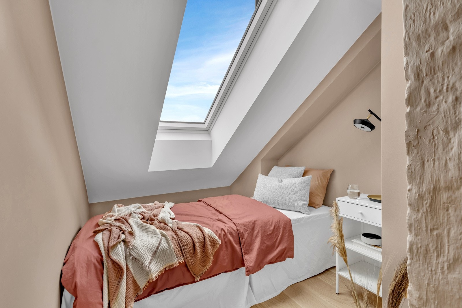 Luftig soverom med plass til seng og nattbord. Takvindu sørger for godt med lysinnslipp. Galleribilde