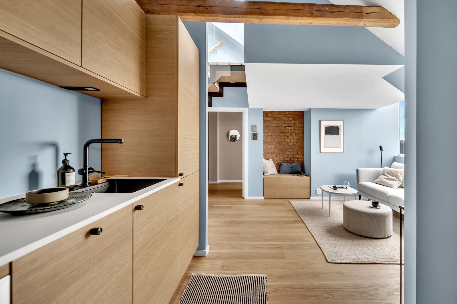 Bred benkeplate med underlimt vask og montert blandebatteri i sort utførelse. Galleribilde