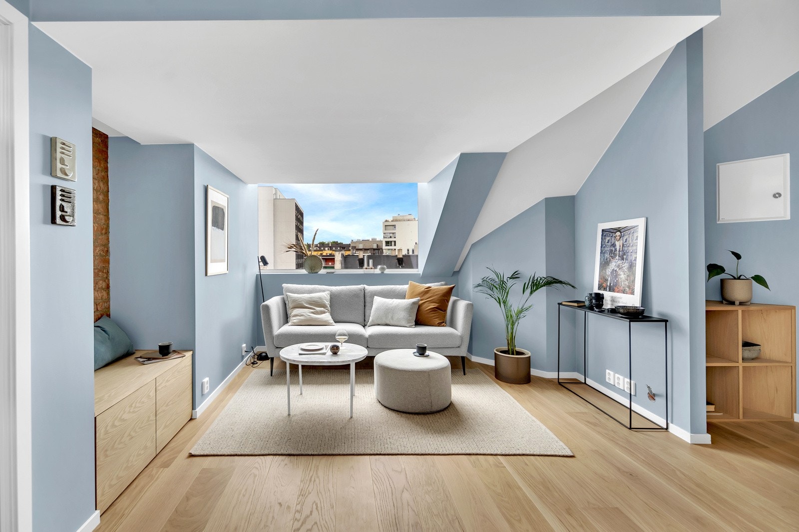 Lekre detaljer som teglsten, takbjelker, samt plassbygget benk for oppbevaring og sittebenk i stue. Galleribilde