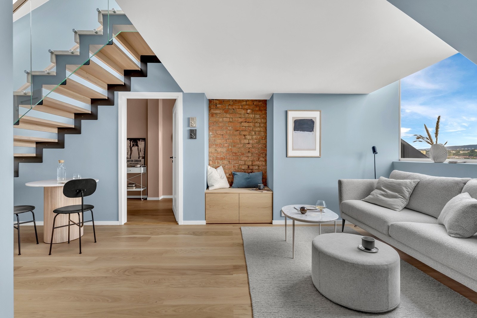 Luftig stue med god plass til sofagruppe, mediemøblement og spisegruppe. Galleribilde