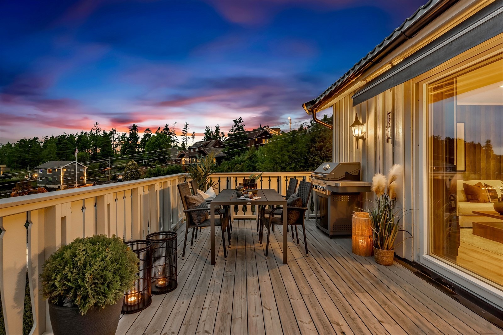 I gangavstand ligger friområder rundt Skjettenkollen, Vesletjern
med flytebrygge og Langvannet med langgrunn badeplass. Lørenskog Hus er absolutt verdt et besøk, med kino, konserter, et flott bibliotek og kulturskole. Galleribilde