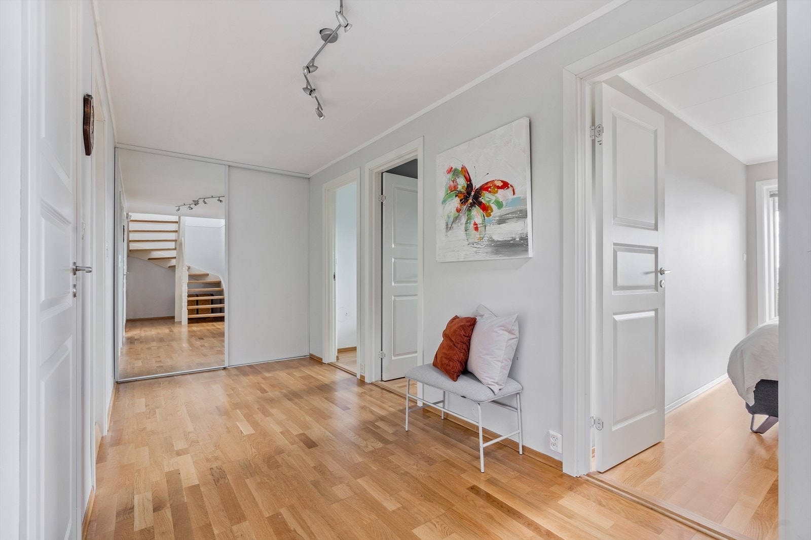 I underetasjen er det bl.a. solid oppbevaringsplass i skyvedørsgarderoben. Galleribilde