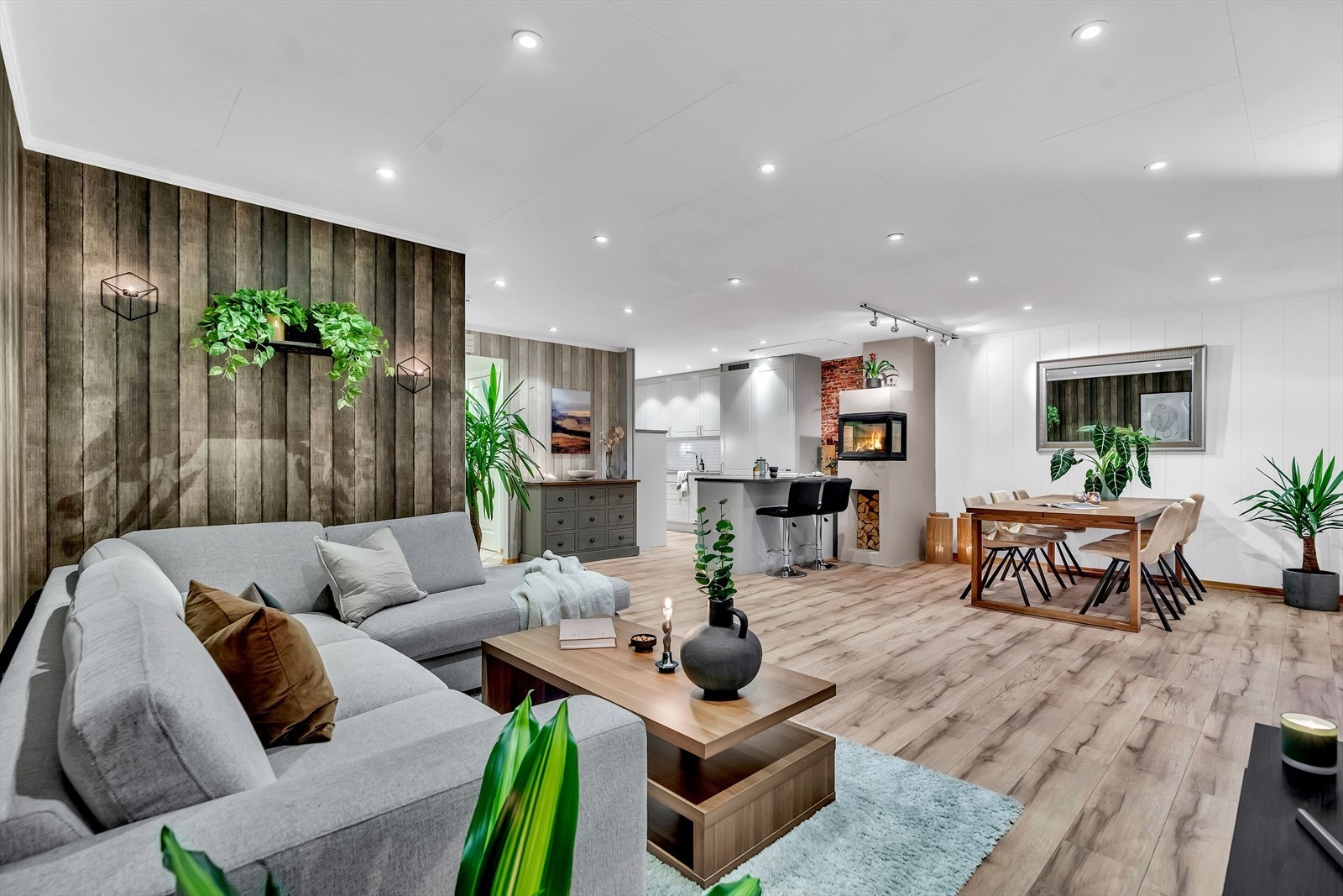 Stuen har ellers rikelig med plass for sofaløsning, tilhørende møblement og et større spisebord. Galleribilde