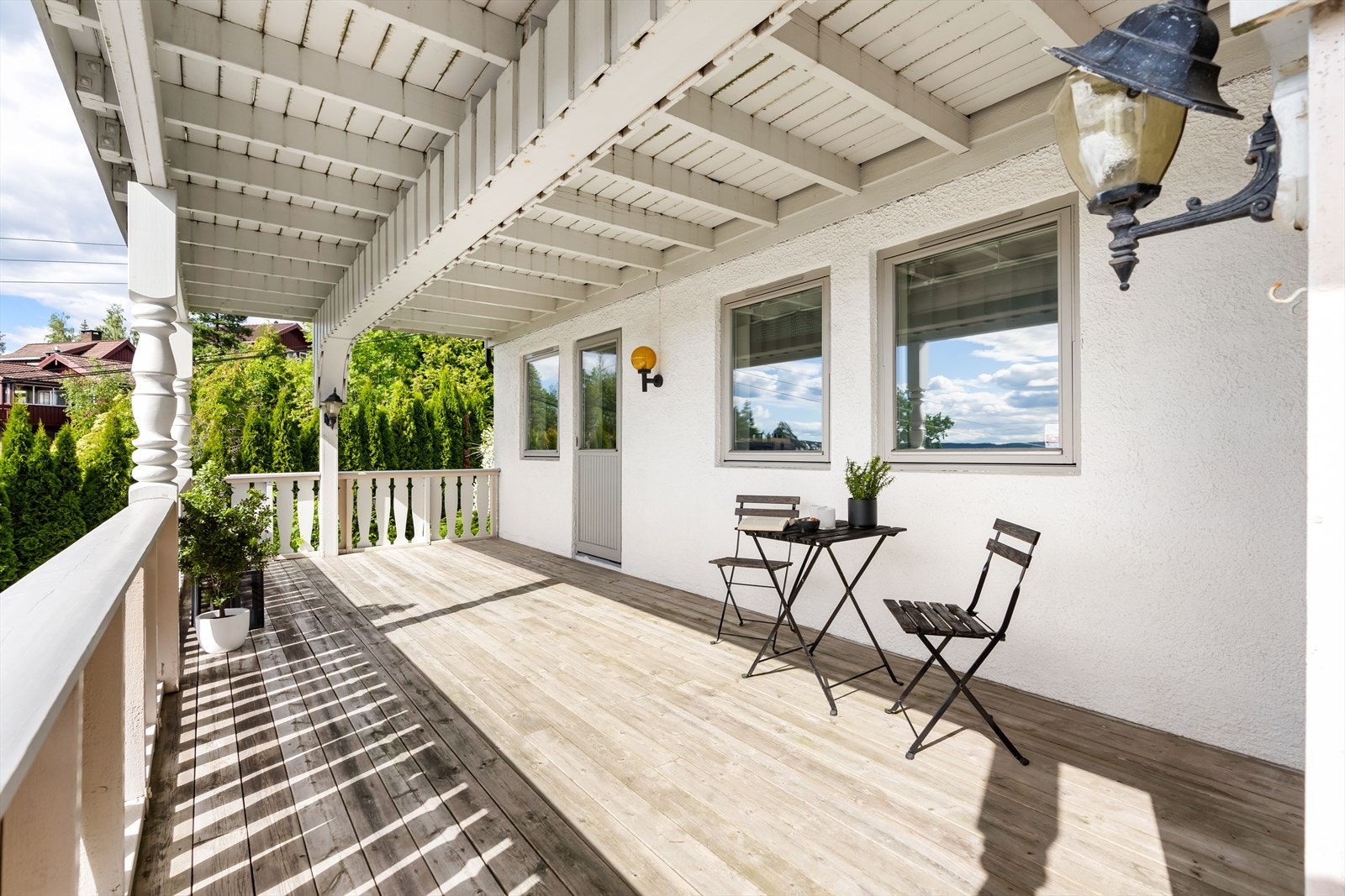 Fra hovedsoverommet i førsteetasjen er det utgang til en terrasse på ca. 21 kvm som ligger over garasjen. Galleribilde