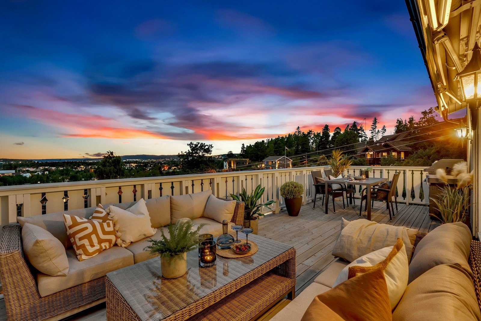 Terrassen utenfor stuen er like fin på dagtid, som på kvelden når lysene tennes. Galleribilde