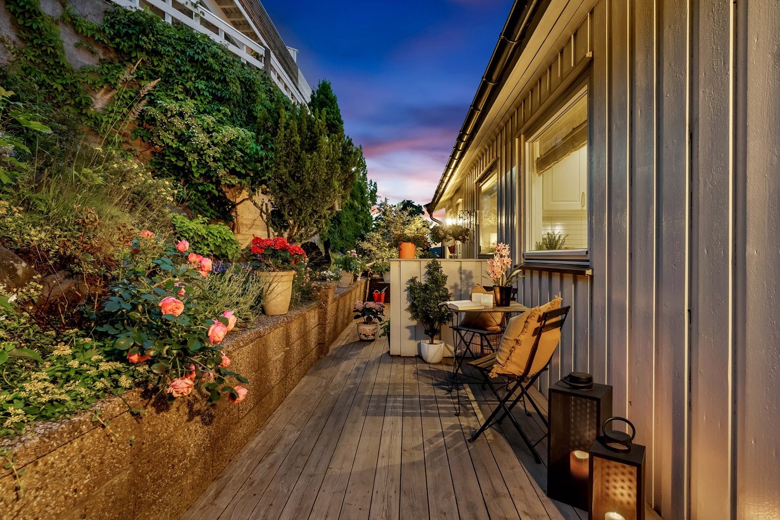 Inngangsparti/adkomstterrasse kveldstid. Galleribilde