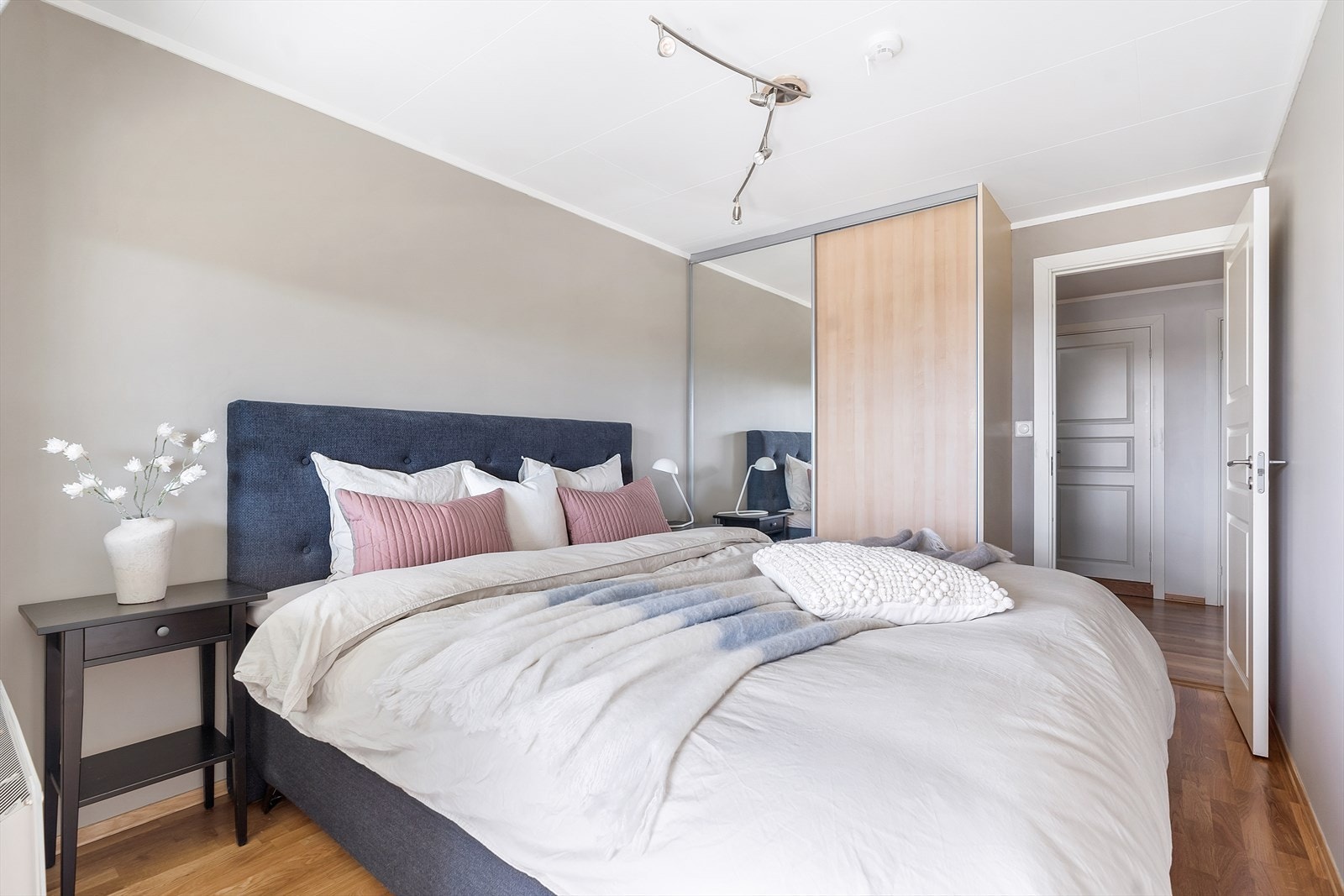 Hovedsoverommet er utstyrt med skyvedørsgarderobe, og har egen utgang til en romslig terrasse. Galleribilde