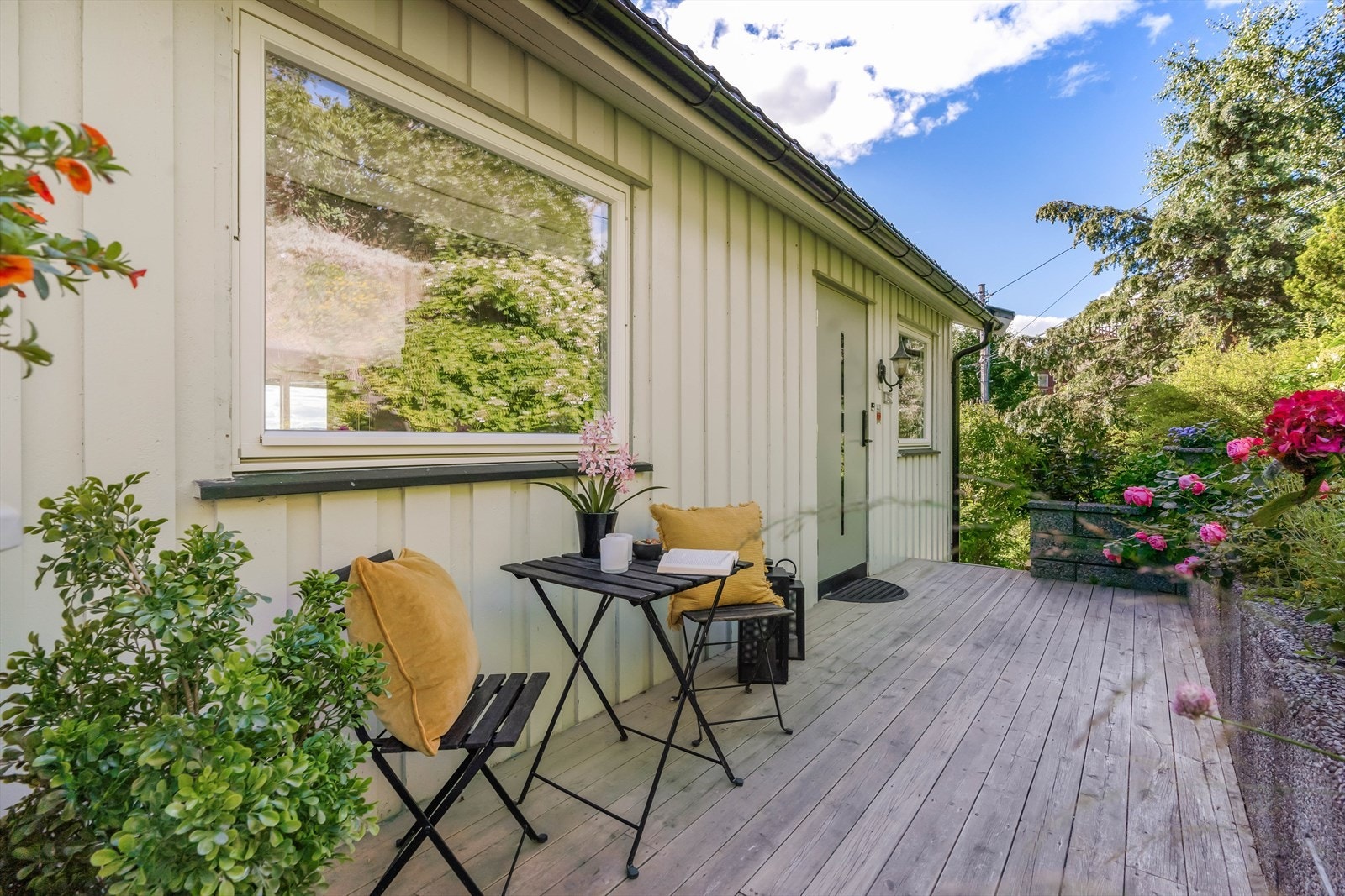Ved inngangspartiet ligger en trivelig, skjermet markterrasse på ca. 10 m². Galleribilde
