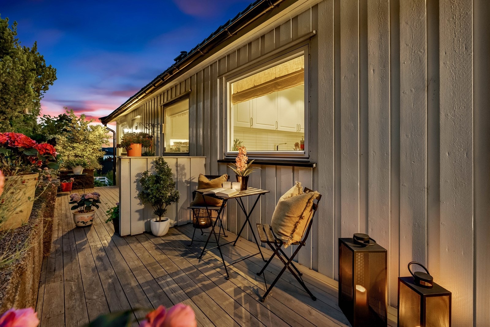 Inngangsparti/adkomstterrasse kveldstid. Galleribilde