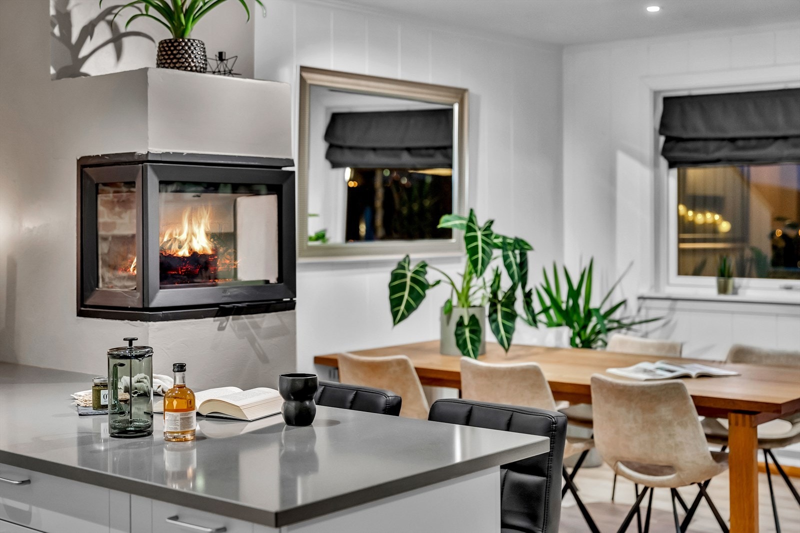 Kjøkkenet ligger i en delvis åpen løsning med stuen, hvor en lekker barløsning gir et naturlig skille mellom de to rommene Galleribilde