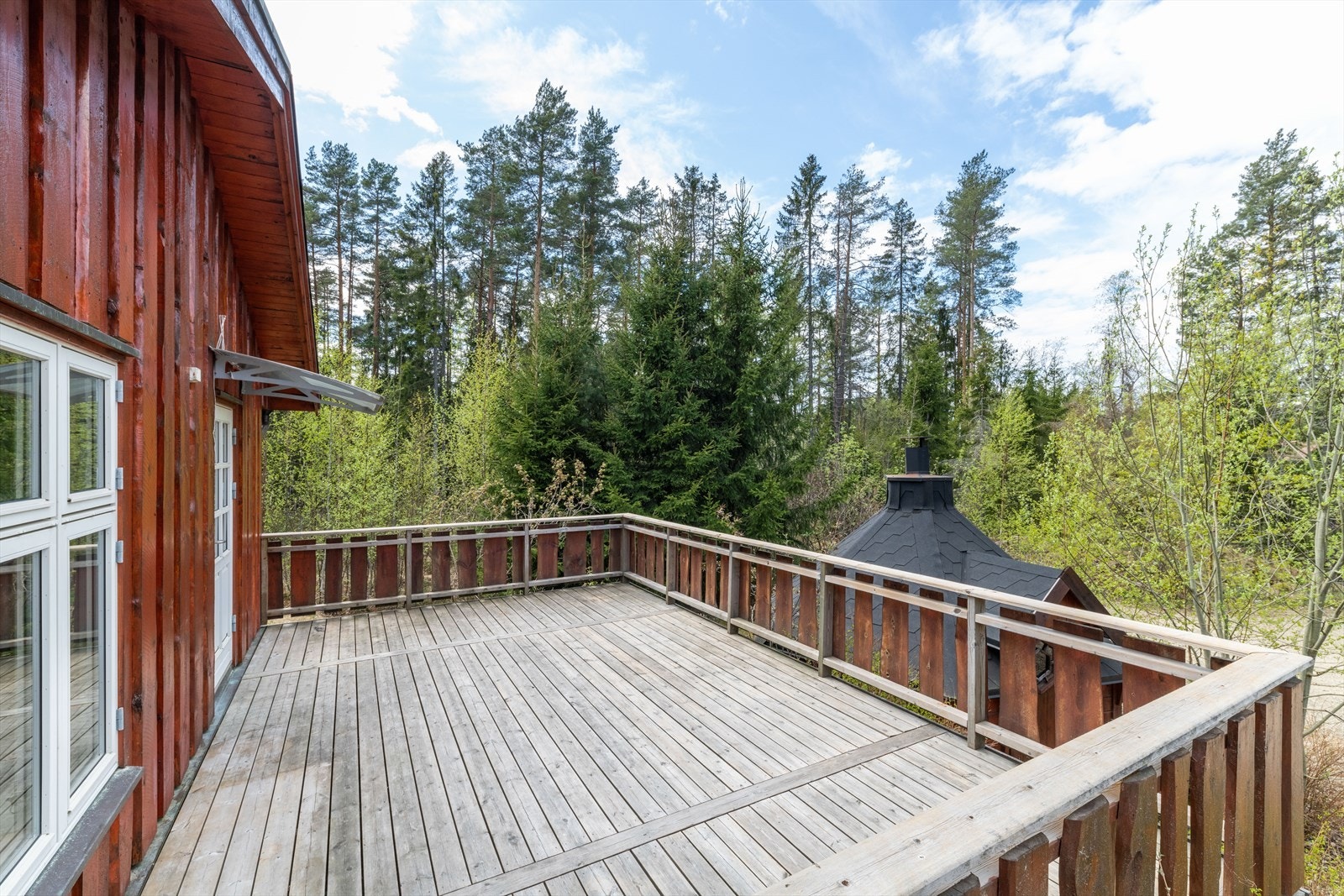 Solrik terrasse med hyggelig utsyn mot grøntområde Galleribilde