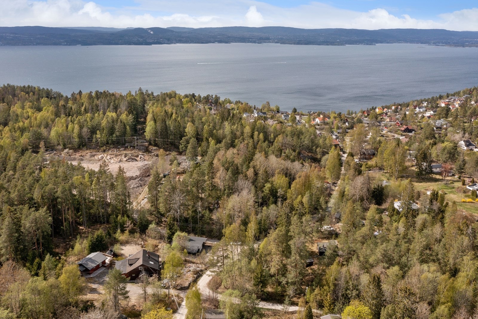 Eiendommen ligger i idylliske og grønne omgivelser med ca 1 km luftlinje til sjøen Galleribilde