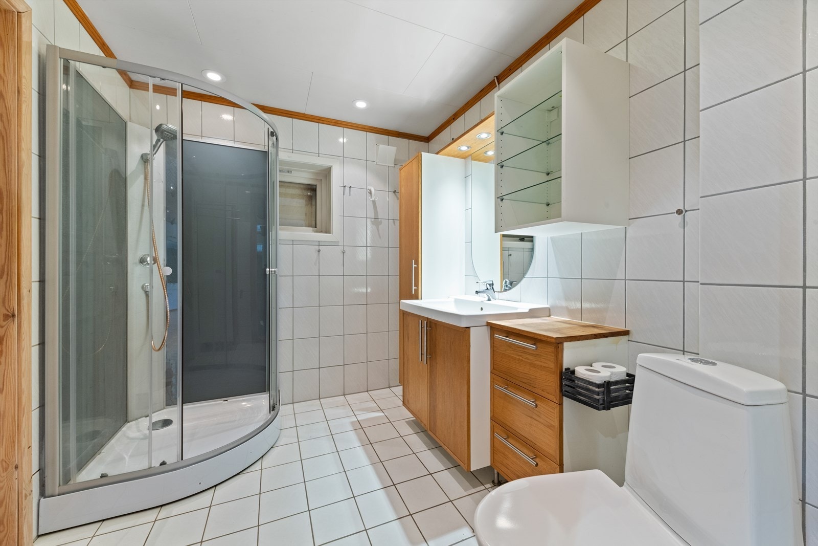 Flislagt bad med toalett, dusjkabinett og servantinnredning Galleribilde