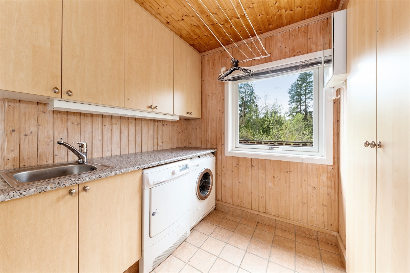 Separat vaskerom med praktiske oppbevaringsløsninger Galleribilde