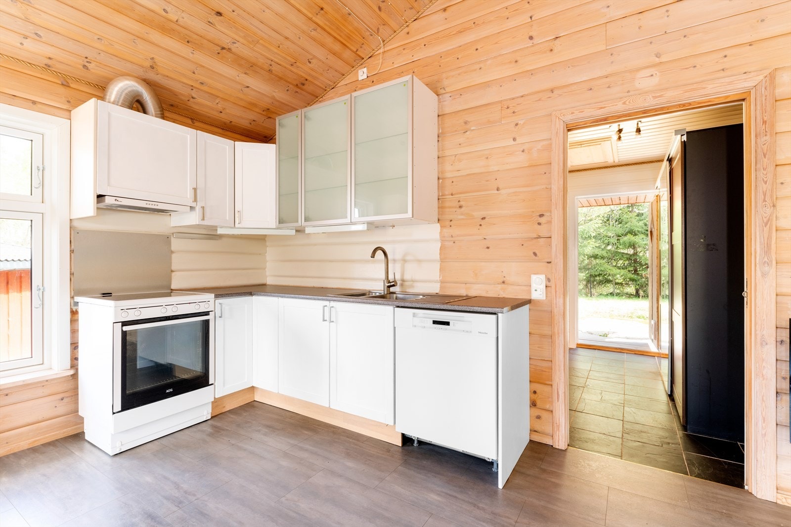 Lys og pen kjøkkeninnredning Galleribilde